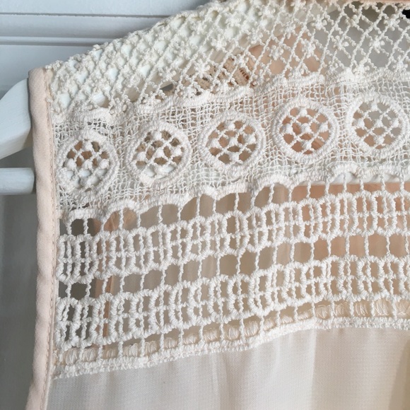 Blush Lace Sleeveless Blouse - Picture 6 of 9